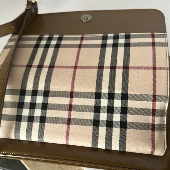 Authentic Limited Edition Crossbody/Shoulder Leather Bag Burberry. - Picture 14 of 17